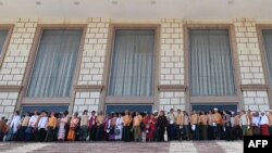 ၂၀၂၀ ခုနှစ် မတ်လ ၁၀ ရက်နေ့က နေပြည်တော်ရှိ ပြည်ထောင်စုလွှတ်တော် အစည်းအဝေးပွဲ တက်ရောက်လာကြတဲ့ လွှတ်တော်အမတ်တချို့။ (မတ် ၁၀၊ ၂၀၂၀)
