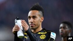 Pierre-Emerick Aubameyang de Dortmund à la fin d'un match de la Bundesliga à Cologne, en Allemagne, le samedi 10 décembre 2016.