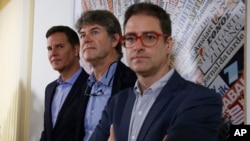 De izquierda a derecha, Juan Carlos Cruz, James Hamilton y José Andrés Murillo, hablan con periodistas en la Asociación de Prensa Extranjera en Roma. Los tres chilenos, que han denunciado haber sido víctimas de abuso sexual de un obispo chileno, se reunieron con el Papa Francisco. Mayo 2 de 2018. 