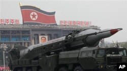 2010년 10월 평양 김일성광장에서 열린 조선노동당 창건 65주년 기념 열병식에 등장한 '무수단' 추정 미사일. 