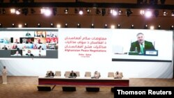 El secretario de Estado de Estados Unidos, Mike Pompeo, habla durante las conversaciones entre el gobierno afgano y los insurgentes talibanes en Doha, Qatar, el 12 de septiembre de 2020.