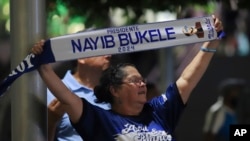 Una simpatizante de Nayib Bukele celebra los resultados de las elecciones de El Salvador en San Salvador el 4 de febrero de 2024.