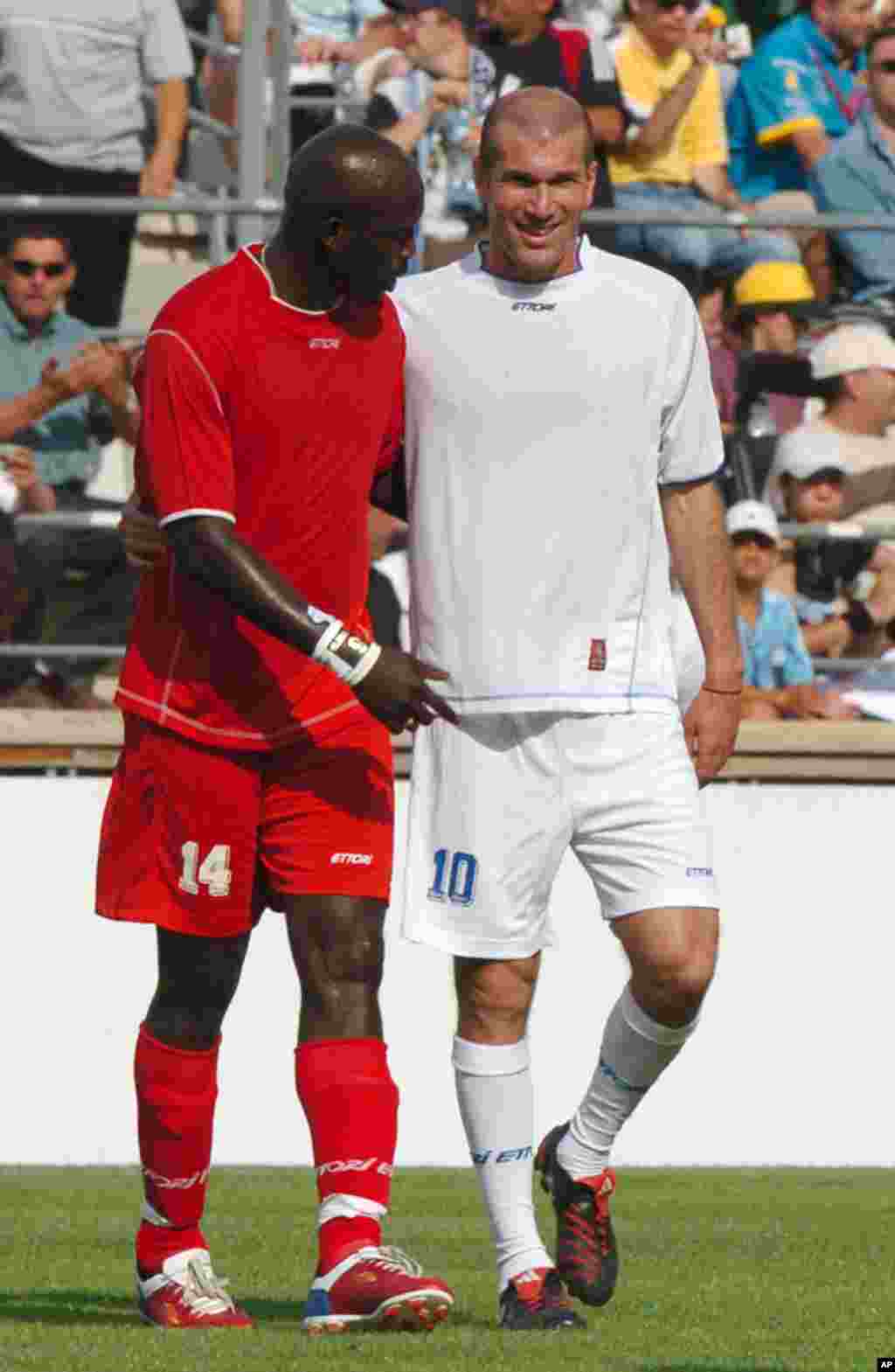 L'ancien footballeur libérien George Weah , à gauche, et star française du football, Zinedine Zidane au cours du match de son jubilé joué à Marseille, au Sud de la France, samedi 11 juin 2005. Weah a annoncé sa candidat aux prochaines élections pour le Sénat après au Liberia.