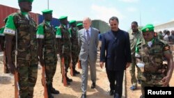 L'émissaire de l'ONU au Mali, Mahamat Saleh Annadif (droite), à Mogadiscio, Somalie, le 3 juin 2013.