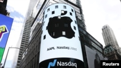 La grande enseigne d'Apple à New York