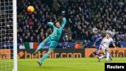 Riyad Mahrez tire un but contre Chelsea, au King Power Stadium, Angleterre, le 14 décembre 2015.