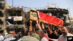 Un cercueil d'une victime de l'attentat porté dans les rues de Bagdad, Irak, le 5 juillet 2016. 