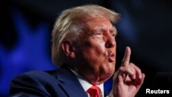 El expresidente de EE. UU. y candidato republicano Donald Trump pronuncia un discurso de apertura en una cena republicana de recaudación de fondos en Columbia, Carolina del Sur, EE. UU., el 5 de agosto de 2023