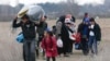 Des migrants marchent près de Pazarkule à la frontière greco-turque le 5 mars 2020.