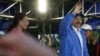 ARCHIVO - Flanqueado por su esposa y vicepresidenta Rosario Murillo (izq), el presidente nicaragüense Daniel Ortega (der) saluda a una multitud de simpatizantes durante una marcha por la paz, en Managua, Nicaragua, el 7 de julio de 2018. 
