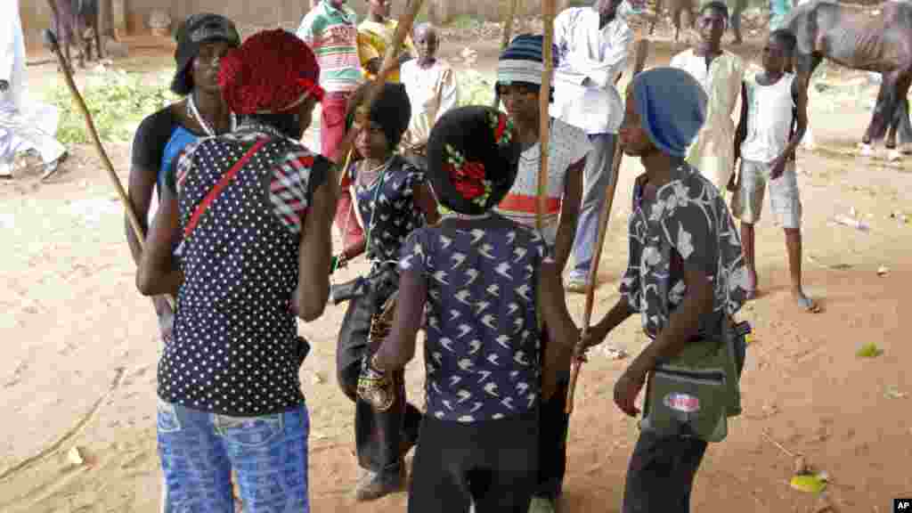 Fulani makiyaya da mata sun halarci wasan sukuwa a garin Bida Jihar Neja ranar 23 watan Yuni 2013.