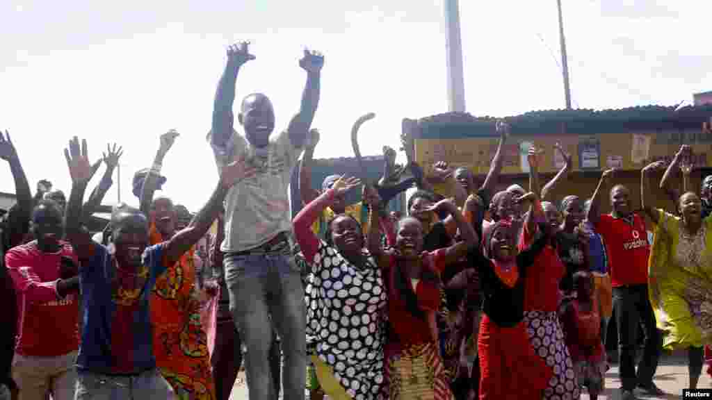 La foule célèbre après l’annonce de la destitution du président Pierre Nkurunziza par un haut gradé de l’armée à Bujumbura, au Burundi le 13 mai 2015.
