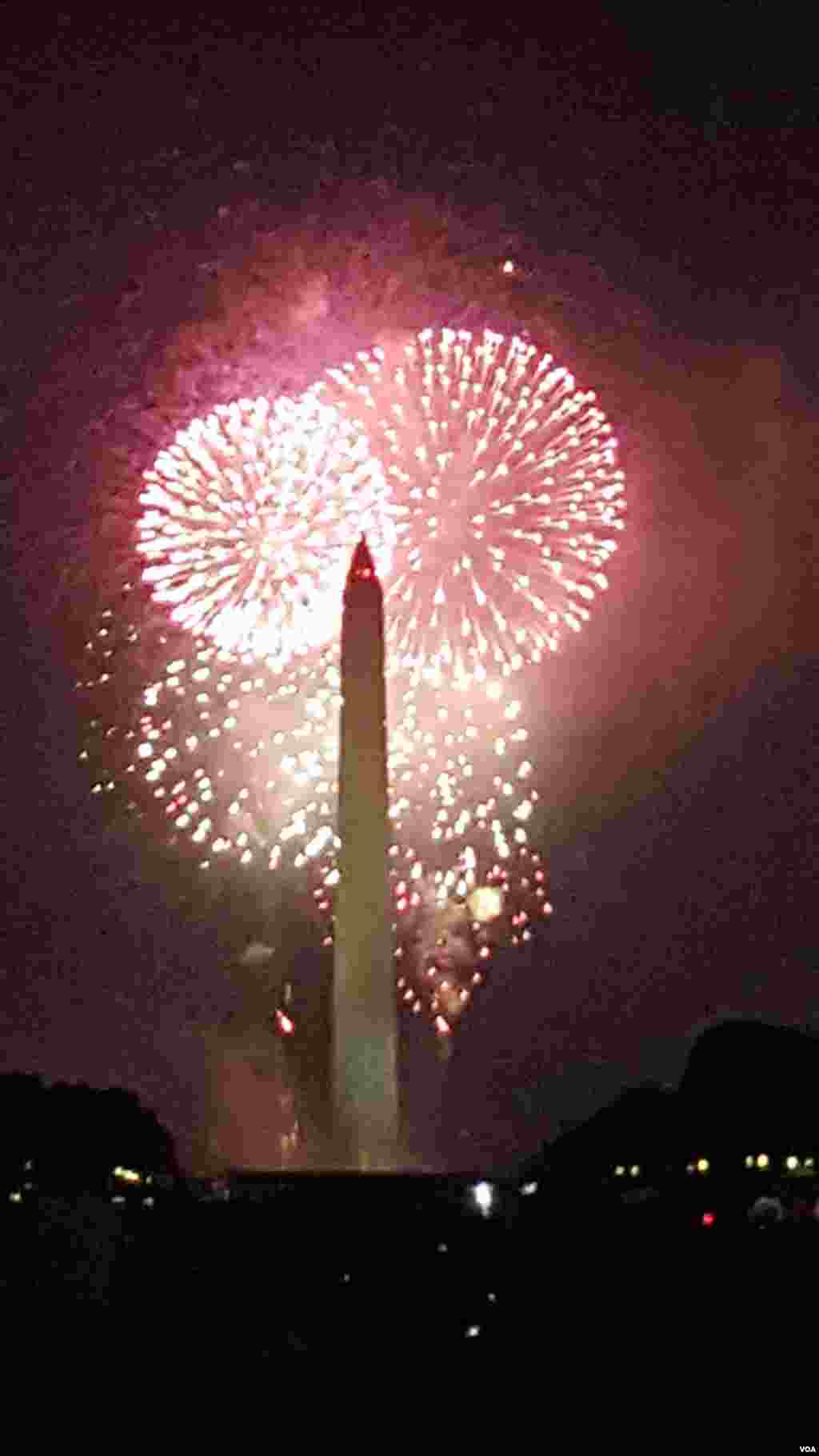 Amurukawa na bikin tunawa da ranar samun 'yan cin kai da yin wasanin da wuta a sararin samaniya a katafaren filin National Mall dake birnin Washington, DC ranar 4 ga watan Yuli na shekarar 2017. 