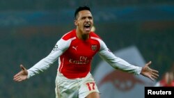 Arsenal's Alexis Sanchez célébrant son but contre le Borussia Dortmund en Ligue des champions, Londres le 26 novembre 2014