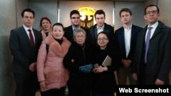 黃琦85歲高齡母親與五國駐成都外交官會晤（維權網照片）