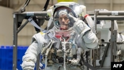 Cette photo prise le 19 juin 2020 montre l'astronaute de l'ESA SpaceX Crew-2 Thomas Pesquet lors de l'entraînement à l'EVA Maintenance 2 de l'ISS au Neutral Buoyancy Laboratory (NBL) à Houston, au Texas.