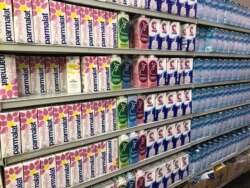 Estantes de un supermercado en el este de Caracas, Venezuela. Un litro de leche cuesta entre $1,47 y $2,08. La presentación de leche en polvo de 900 gramos cuesta unos $7,75. Febrero, 2021. Foto: Carolina Alcalde.