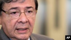 El ministro de Relaciones Exteriores de Colombia, Carlos Holmes Trujillo, dice que su país no puede hacer frente a la creciente ola de migrantes venezolanos.