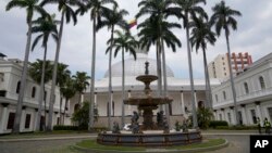 Fotografía de la fachada del Palacio Federal Legislativo de Venezuela, en Caracas, este lunes 5 de febrero de 2024. En ese recinto, se debate el cronograma electoral de este año.