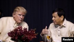 Predsednik SAD Donald Tramp i predsednik Filipina Rodrigo Duterte na svečanoj večeri u Manili