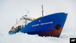 Kapal Rusia ship MV Akademik Shokalskiy terperangkap dalam es Antartika 1.500 mil laut selatan Hobart, Australia.