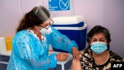 Un trabajador de la salud administra una dosis de la vacuna Sinovac CoronaVac de China a una persona en un centro de vacunación montado en el Estadio Bicentenario en Santiago, en Chile, el 3 de febrero de 2021.