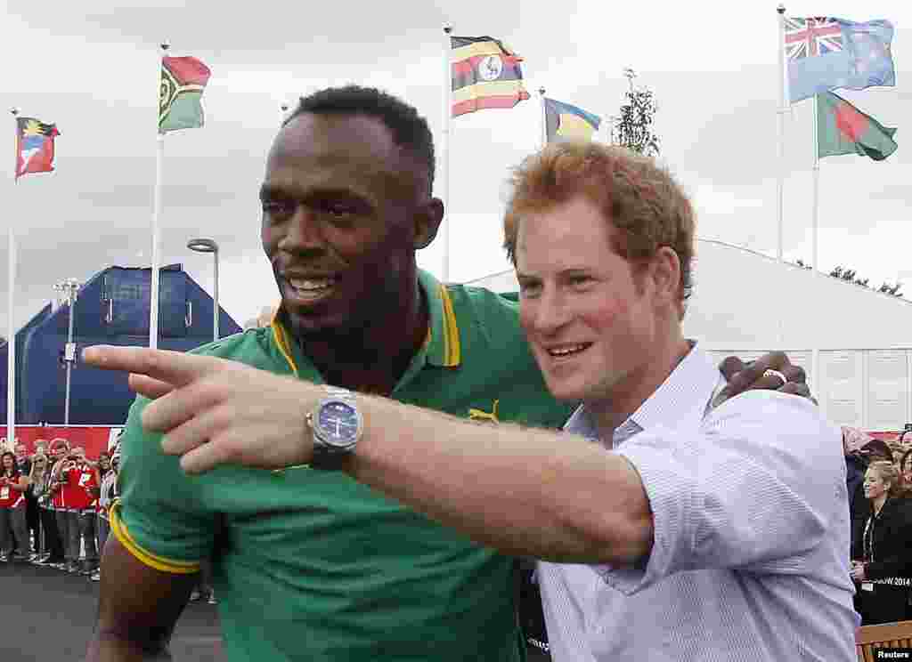 Le prince britannique Harry parle à Usain Bolt de la Jamaïque (G) lors d'une visite à la Commonwealth Games Village aux Jeux du Commonwealth 2014 à Glasgow en Écosse le 29 juillet 2014. REUTERS / Danny Lawson / Pool (BRITAIN - Tags: ENTERTAINMENT SOCIETY ROYALS SPORT