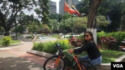 La joven Neycareth Paz, que creó su propia bicicleta eléctrica, conversa con la Voz de América en Caracas, en agosto de 2021. [Foto: VOA/Adriana Núñez Rabascall]