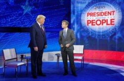 El presidente Donald Trump reiteró su opinión de que el virus desaparecerá de cualquier modo sin restar importancia a la vacuna, durante un evento organizado por ABC News en Filadelfia, Pensilvania, el martes 15 de septiembre de 2020.