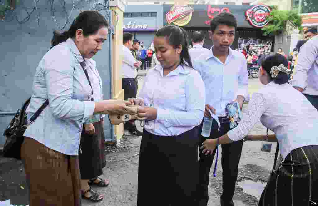គណៈកម្មការកម្មវិធីប្រលងត្រួតពិនិត្យបេក្ខជននៃការប្រលងមធ្យមសិក្សាទុតិយភូមិ នៅវិទ្យាល័យព្រះស៊ីសុវត្ថិ នៅថ្ងៃច័ន្ទ ទី២២ ខែសីហា ឆ្នាំ២០១៦។ (ឡេង ឡែន/VOA)