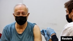 El primer caso de "flurona" se anunció en Israel, donde ya se está aplicando una cuarta dosis de la vacuna contra COVID-19 para ciertas personas.