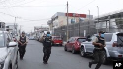 La policía interviene en un ataque al canal público ecuatoriano TC Televisión en Guayaquil, Ecuador, el 9 de enero de 2024. Un juez de Ecuador llamó a juicio con cargos por terrorismo a 12 personas por este hecho.