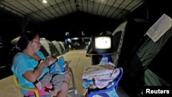 Un bebé es alimentado en Manta Collage, Ecuador, donde 100 bebés nacen como promedio cada día.
