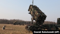 Les troupes américaines lors d'un exercice conjoint avec les troupes polonaises du 37e escadron de défense antimissile à Sochaczew, Pologne, 21 mars 2015. 