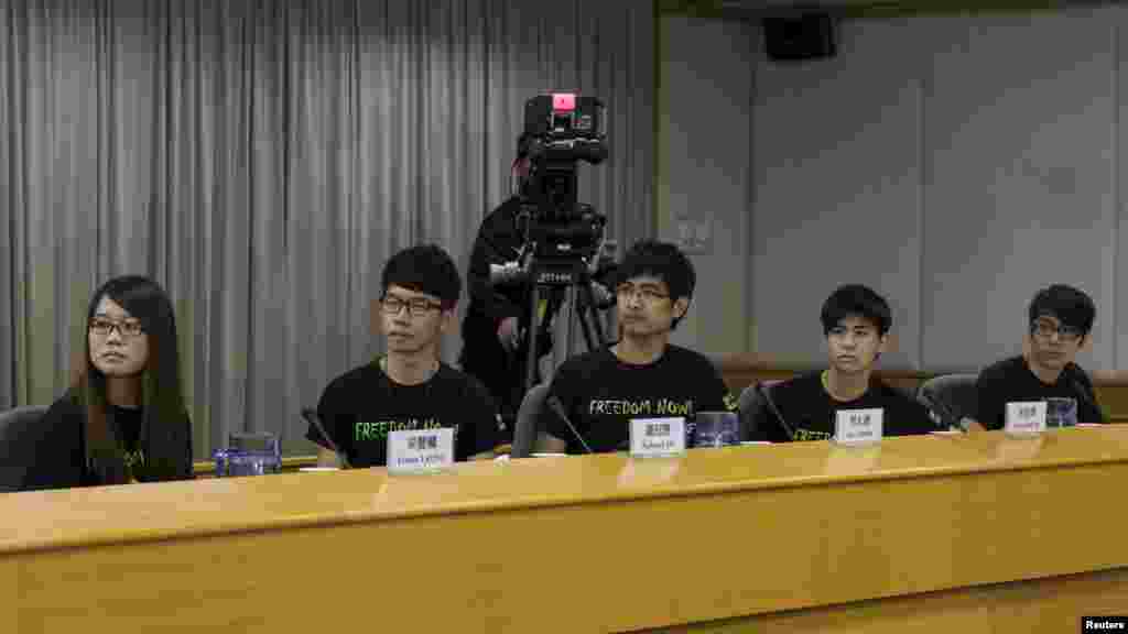 左起:常委梁丽帼、常委罗冠聪、秘书长周永康、副秘书长岑敖晖、常务秘书钟耀华