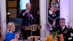 Le président américain Joe Biden porte un toast lors d'un dîner pour les militaires à la Maison Blanche à Washington, le mercredi 3 mai 2023.