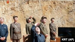 金正恩觀看”火星-14“洲際彈道導彈的發射
