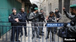 Polisi perbatasan Israel dan polisi mengamankan sebuah lorong setelah terjadinya penusukan di dalam kota tua Yerusalem, 1 April 2017 (foto: REUTERS/Ammar Awad)