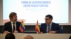 El ministro de Petróleo de Venezuela, Pedro Tellechea (dr.), y Francisco Gea, director general ejecutivo de Exploración y Producción de Repsol, firman un acuerdo para reactivar su producción de crudo y gas, en Caracas, Venezuela, el 18 de diciembre de 2023.