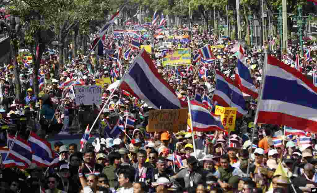 Thai anti-government protesters march in the streets, Dec. 22, 2013, in Bangkok, Thailand. 