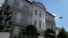 Знаме виси пред Амбасадата на Авганистан во Варшава, Полска, во вторник, 30 јули 2024 година.