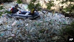 Spasilački tim policije Srbije se probija kroz plastični otpad u Južnoj Moravi u blizini Vranja, 10. maj 2013. (AP Photo/Darko Vojinovic)
