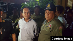 ប្រធាន​គណបក្ស​សង្គ្រោះ​ជាតិ​ លោក កឹម សុខា ត្រូវ​បាន​ចាប់​ខ្លួន​នៅ​រំលង​អាធ្រាត​ឈាន​ចូល​ថ្ងៃទី៣ ខែកញ្ញា​ នៅ​គេហដ្ឋាន​របស់​លោក​​ ក្នុង​រាជធានី​ភ្នំពេញ​។​ ( រូបផ្តល់ឲ្យ) 