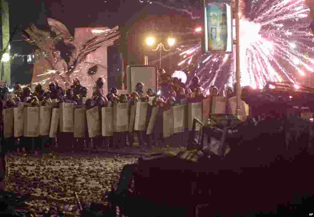 Riot police officers clash with anti-government protesters in central Kyiv, Jan. 21, 2014.