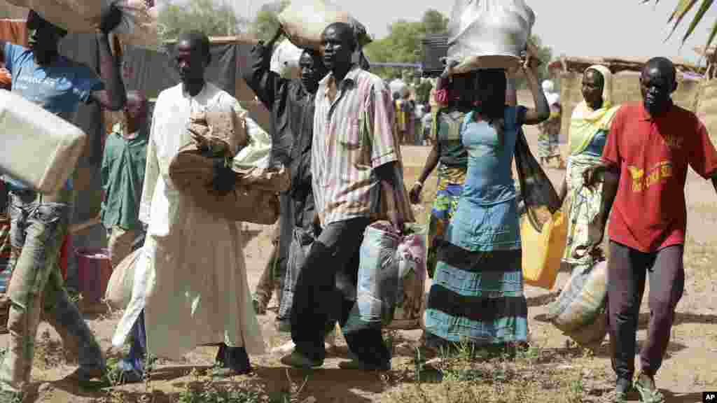 'Yan gudun hijira sandiyar hare-haren 'yan Boko Haram sun karban kayayyakin agaji da suka hada da abinci a sansanin 'yan gudun hijira a Yola.