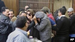 Hommes suspectés d'être homosexuels, acquittés par un tribunal égyptien au Caire, le 12 janvier 2015.