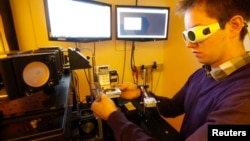 Un estudiante de la Universidad de Tecnología de Viena opera un impresor laser 3D. Cualquier persona con un impresor 3-D y conexión con internet podrá construir a partir de esta semana el arma conocida como "liberator".
