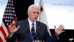 Wakil Presiden AS Mike Pence dalam sebuah sesi di Gedung Putih (27/2). (AP/Manuel Balce Ceneta)