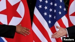 Kim Džong Un, severnokorejski lider, i Donald Tramp, američki predsednik, tik uoči rukovanja u Singapuru - prošlog juna