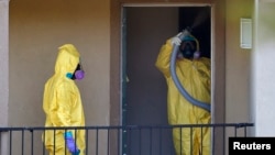 Expertos desinfectan el departamento donde Thomas Eric Duncan se hospedó en Dallas, Texas.